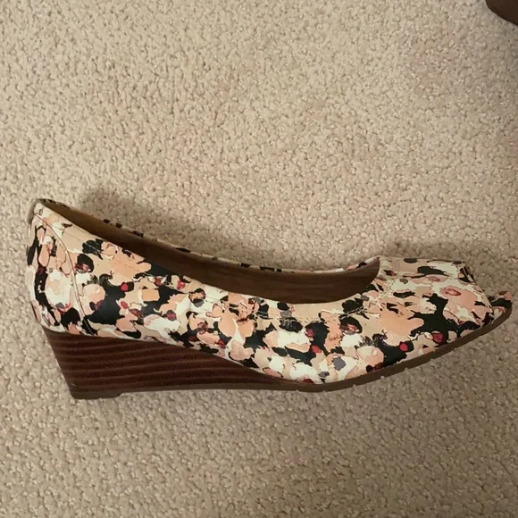 Clarks Artisan Women’s Floral Pumps - Picture 3 of 3
